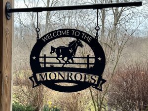 Metal sign hanger in white